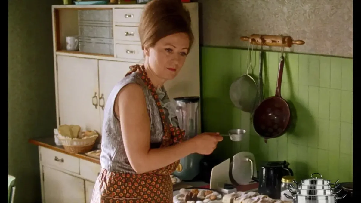 Simona Stašová stojí v kuchyni.