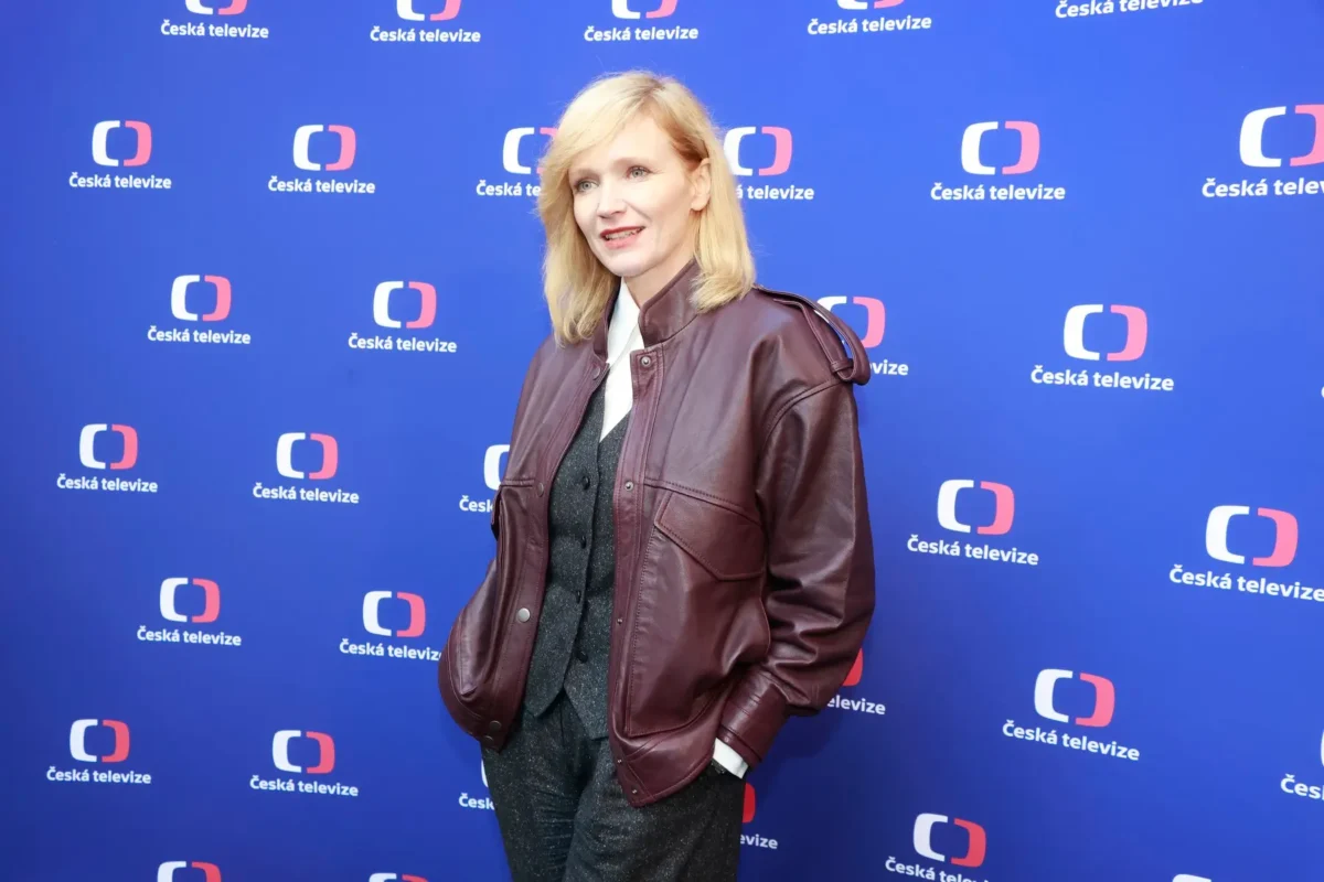 Aňa Geislerová pózuje na fotku a usmívá se.