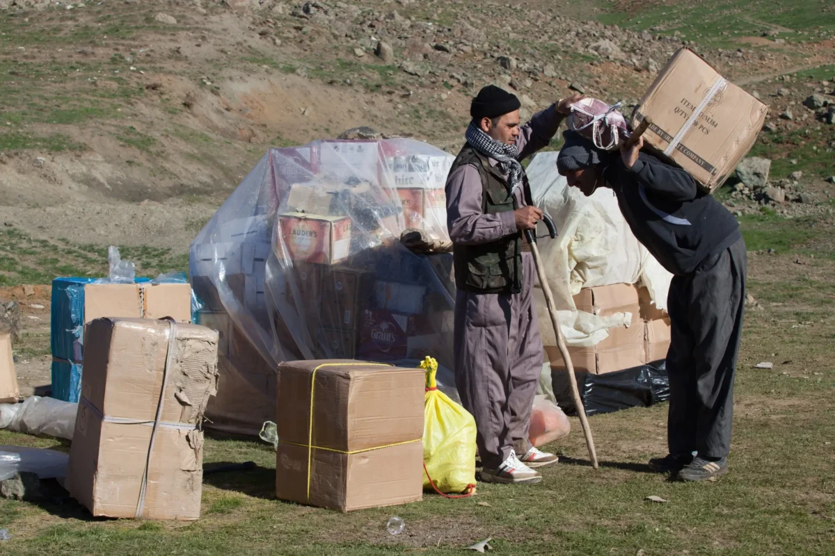 Pašeráci si chystají věci.