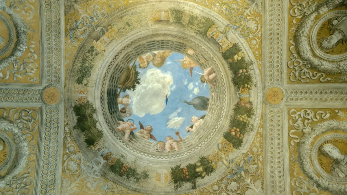 Pestře zdobený strop