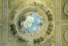 Pestře zdobený strop