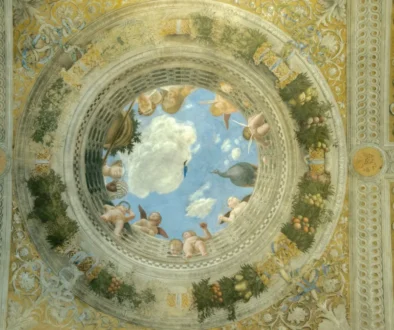 Pestře zdobený strop