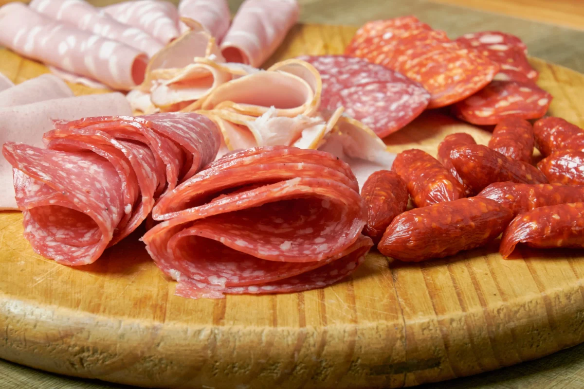 shutterstock_2668154529 1 | TVGURU.cz salámy na prkénku