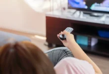 Žena sleduje televizi