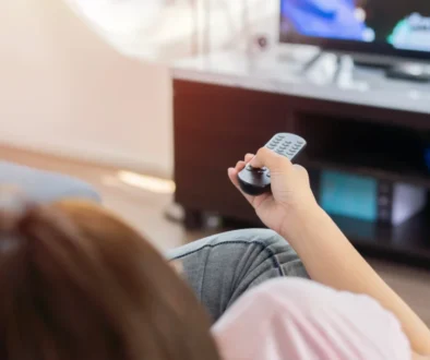 Žena sleduje televizi