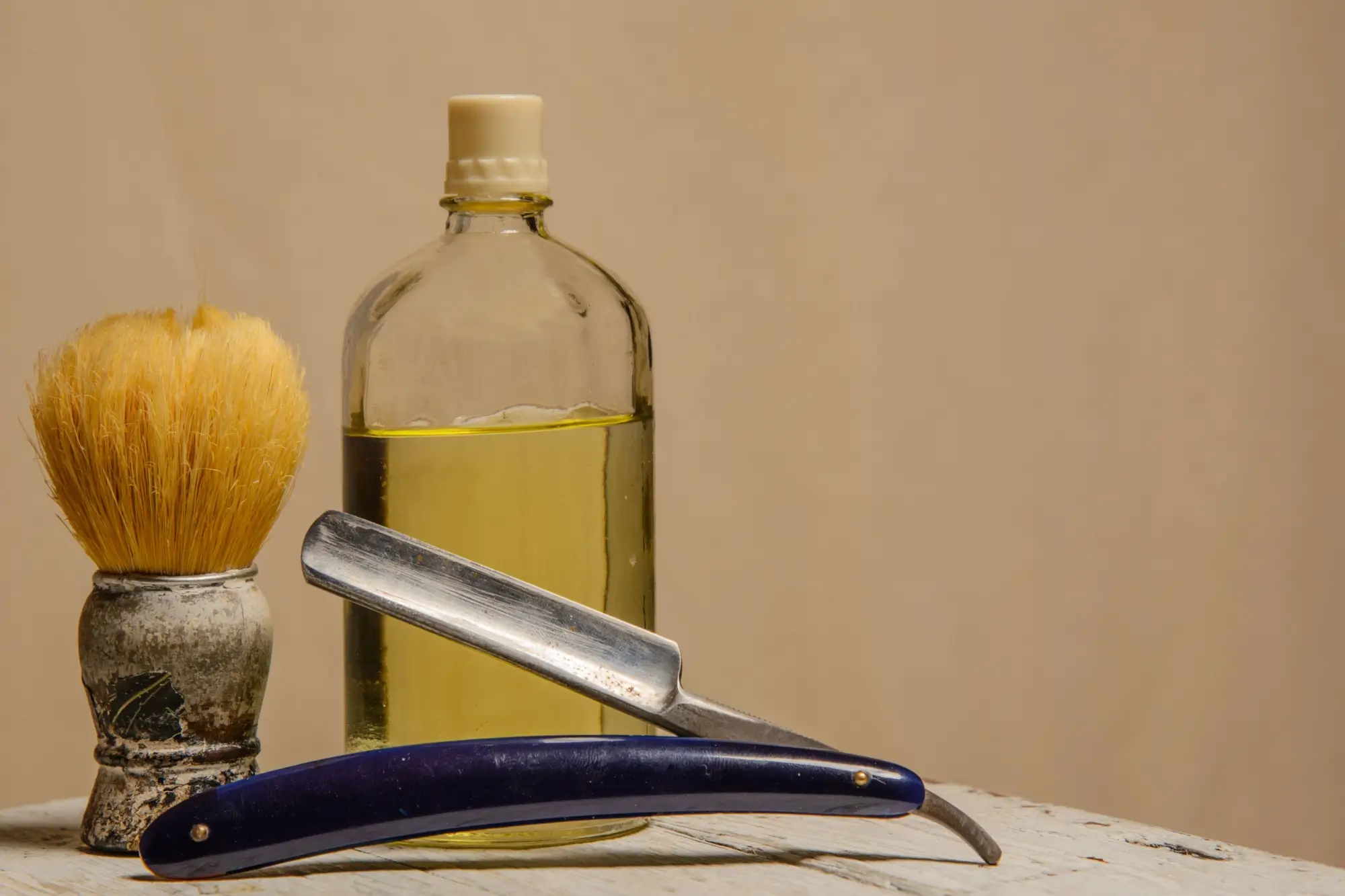 Bez břitvy a štětky na holení se muži dřív neobešli | TVGURU.cz Bez břitvy a štětky na holení se muži dřív neobešli