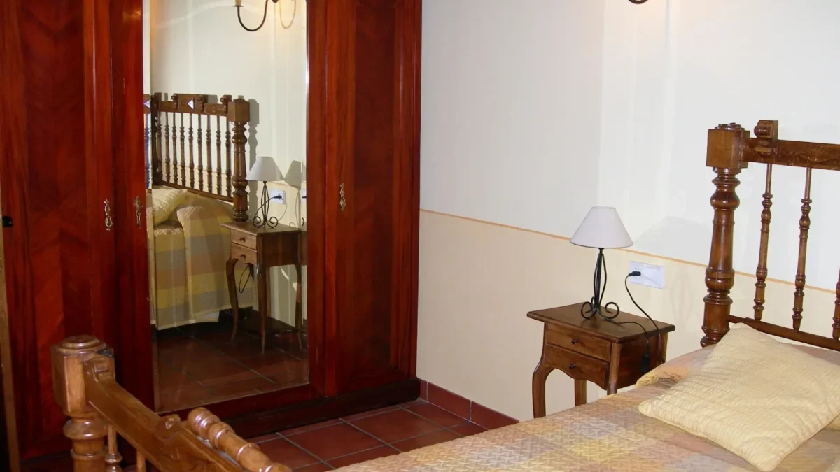 Že by byl ten tajemný předmět ukrytý v nočním stolku? Anebo snad ve skříni?