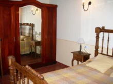 Že by byl ten tajemný předmět ukrytý v nočním stolku? Anebo snad ve skříni?