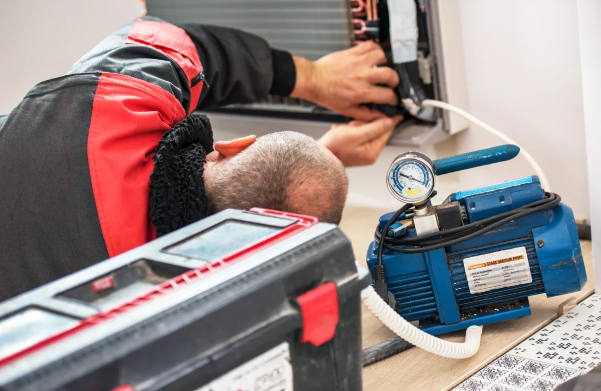 Muž se hrabe v elektrice.