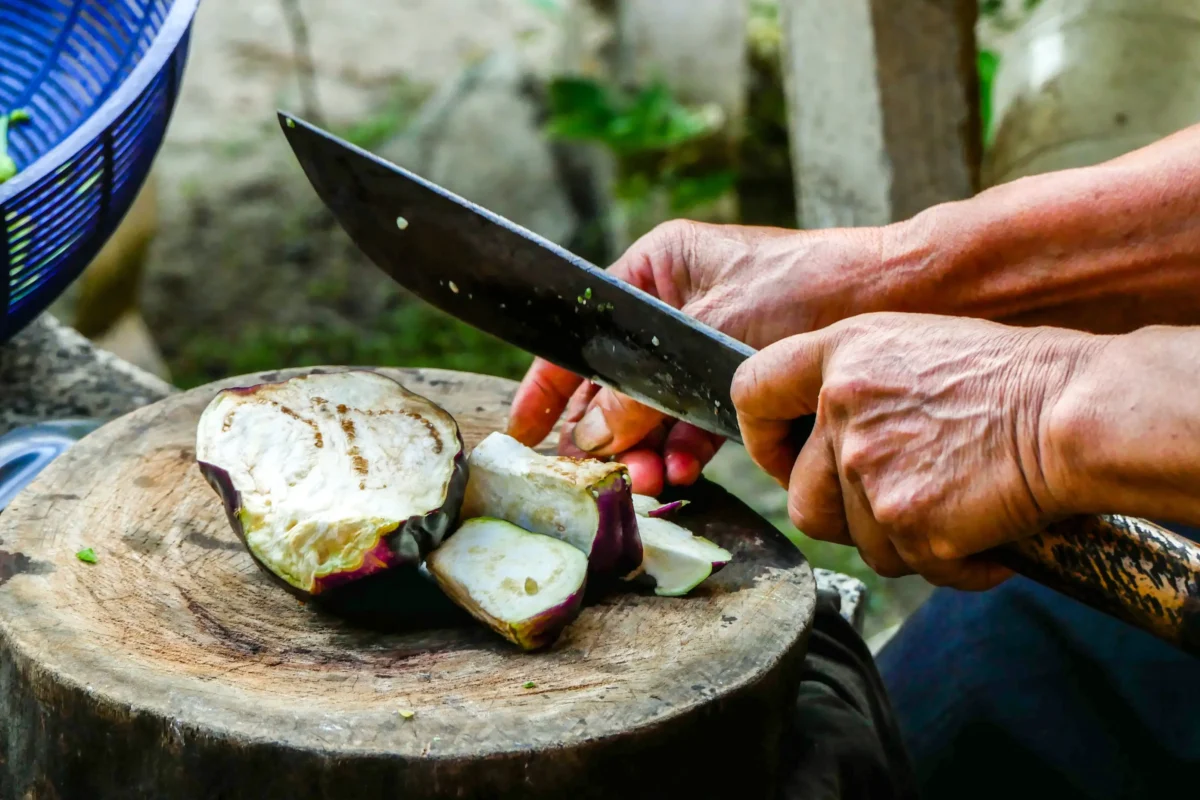 shutterstock_1096232129-2 | TVGURU.cz Člověk mačetou krájí zeleninu.