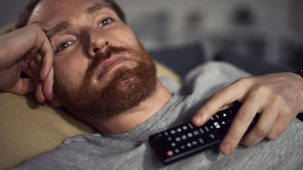 Unavený muž civí do stropu.