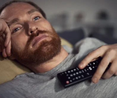 Unavený muž civí do stropu.