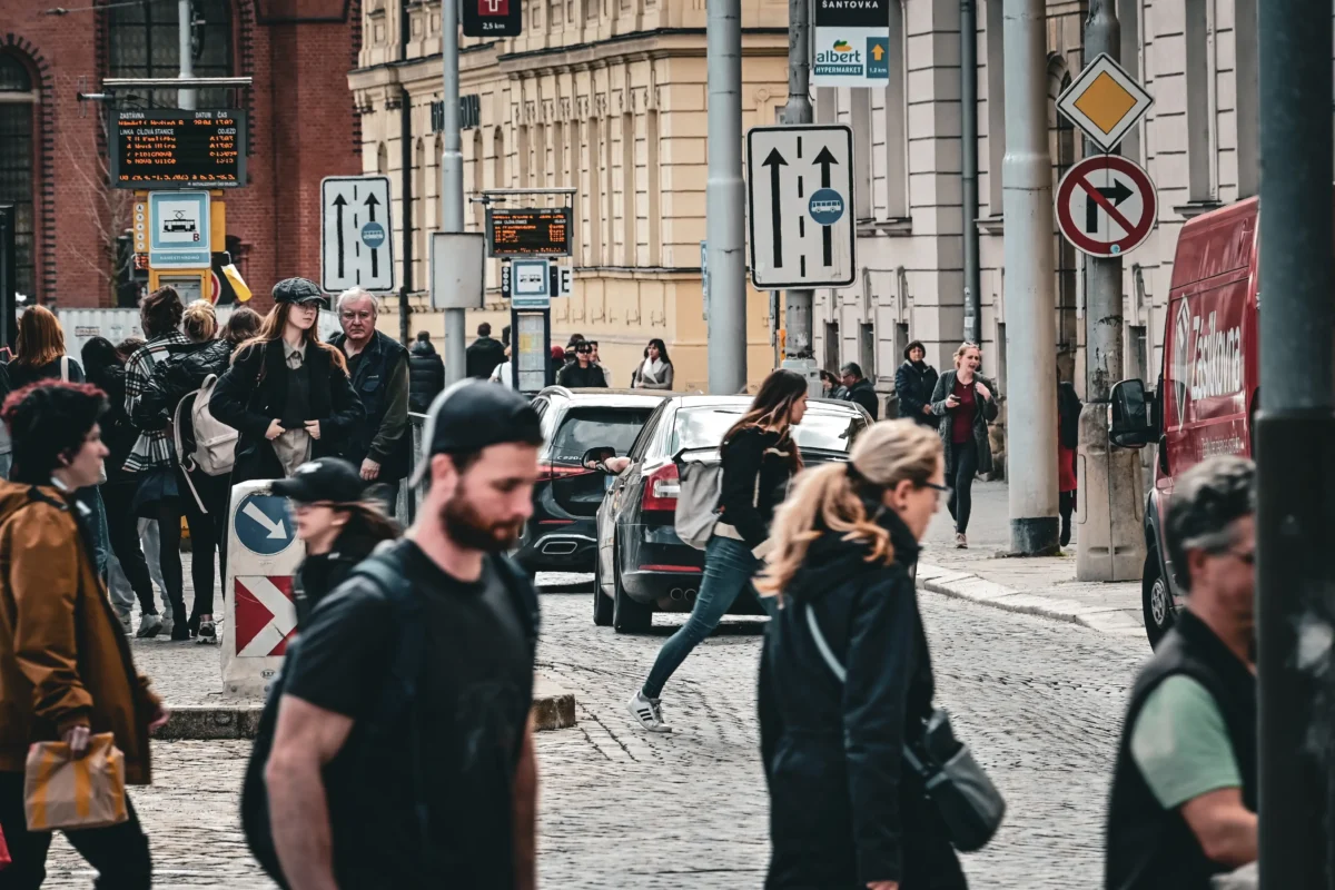 shutterstock_2295119317-2 | TVGURU.cz Lidé se procházejí městem.