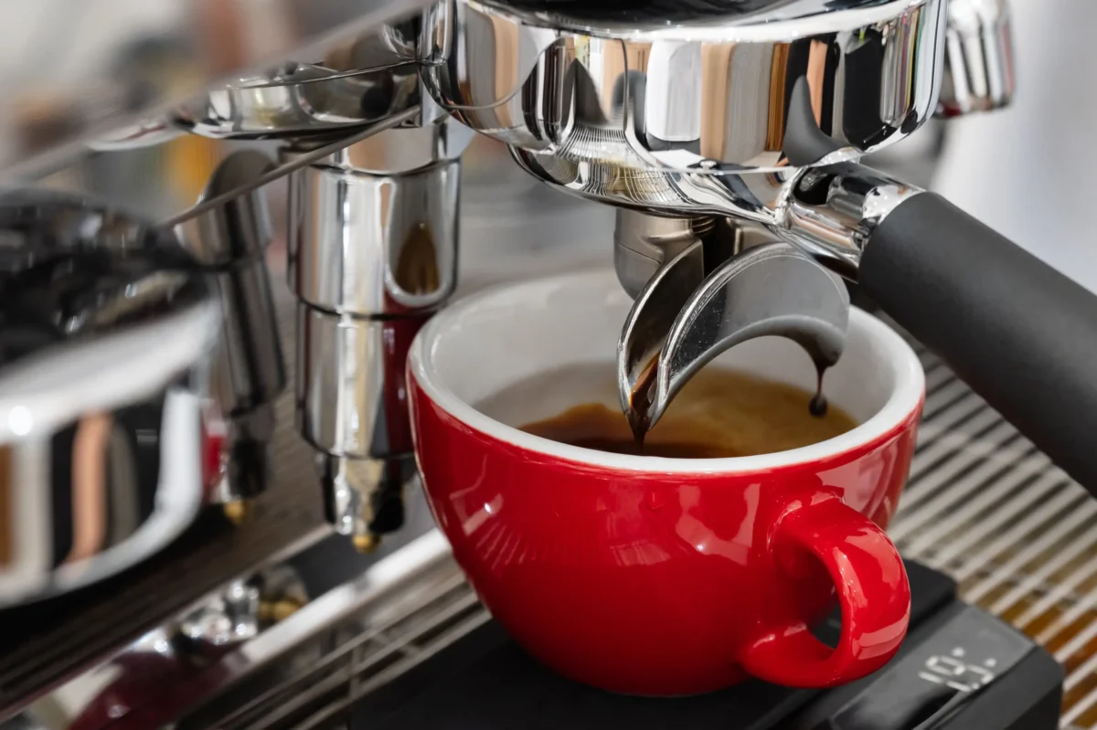 shutterstock_2564522513-2 | TVGURU.cz Z kávovaru teče káva do hrnku.