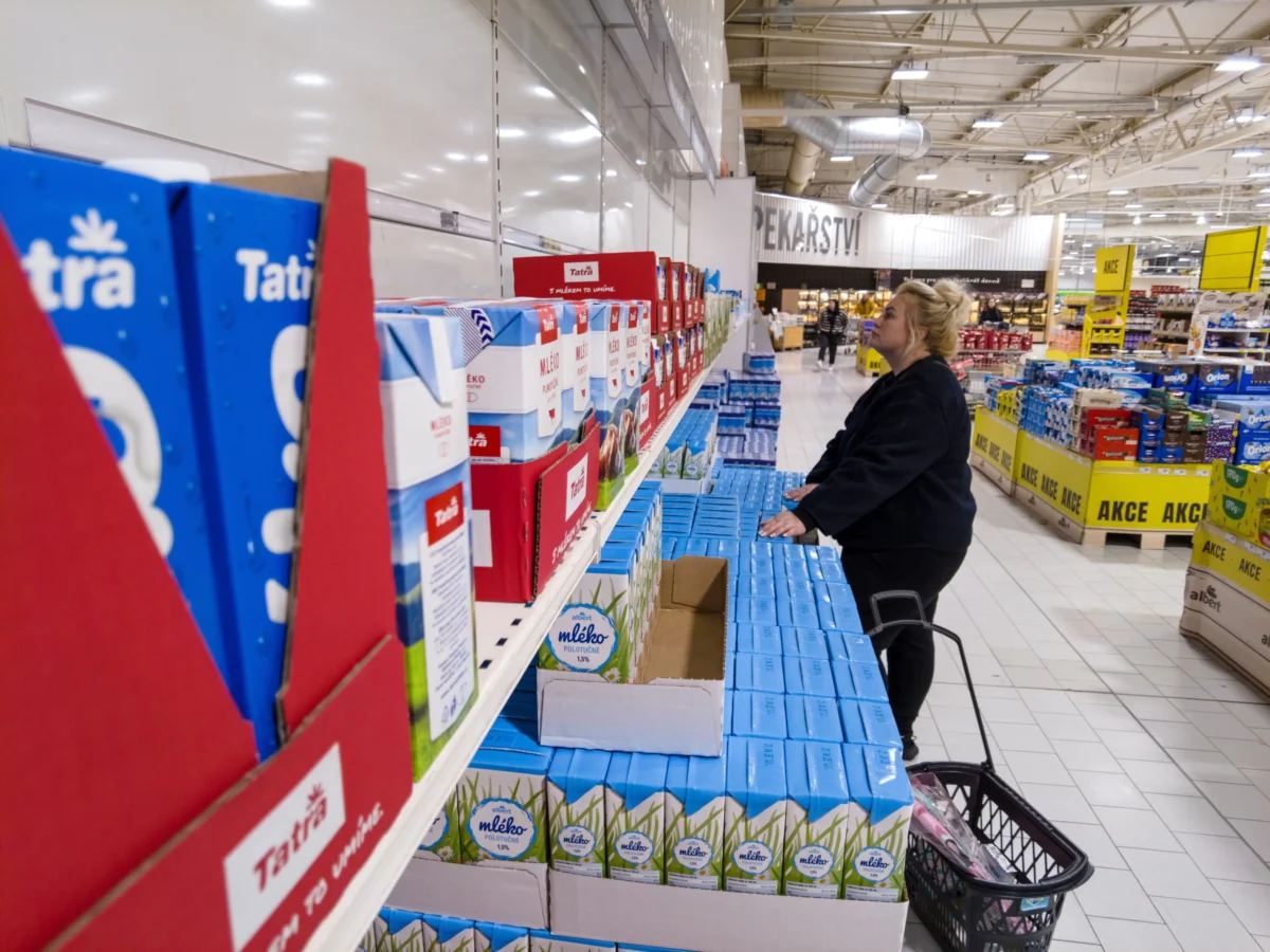 shutterstock_2571387515-2-2 | TVGURU.cz Žena nakupuje v supermarketu.