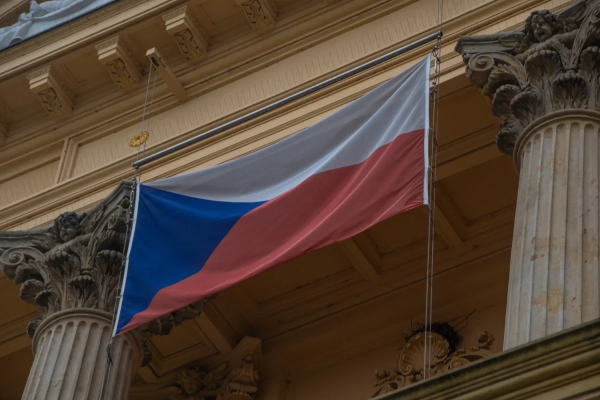 Na budově visí česká vlajka.