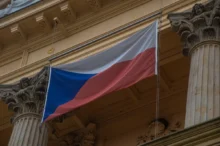 Na budově visí česká vlajka.