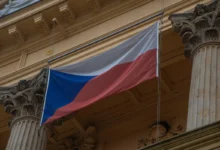 Na budově visí česká vlajka.