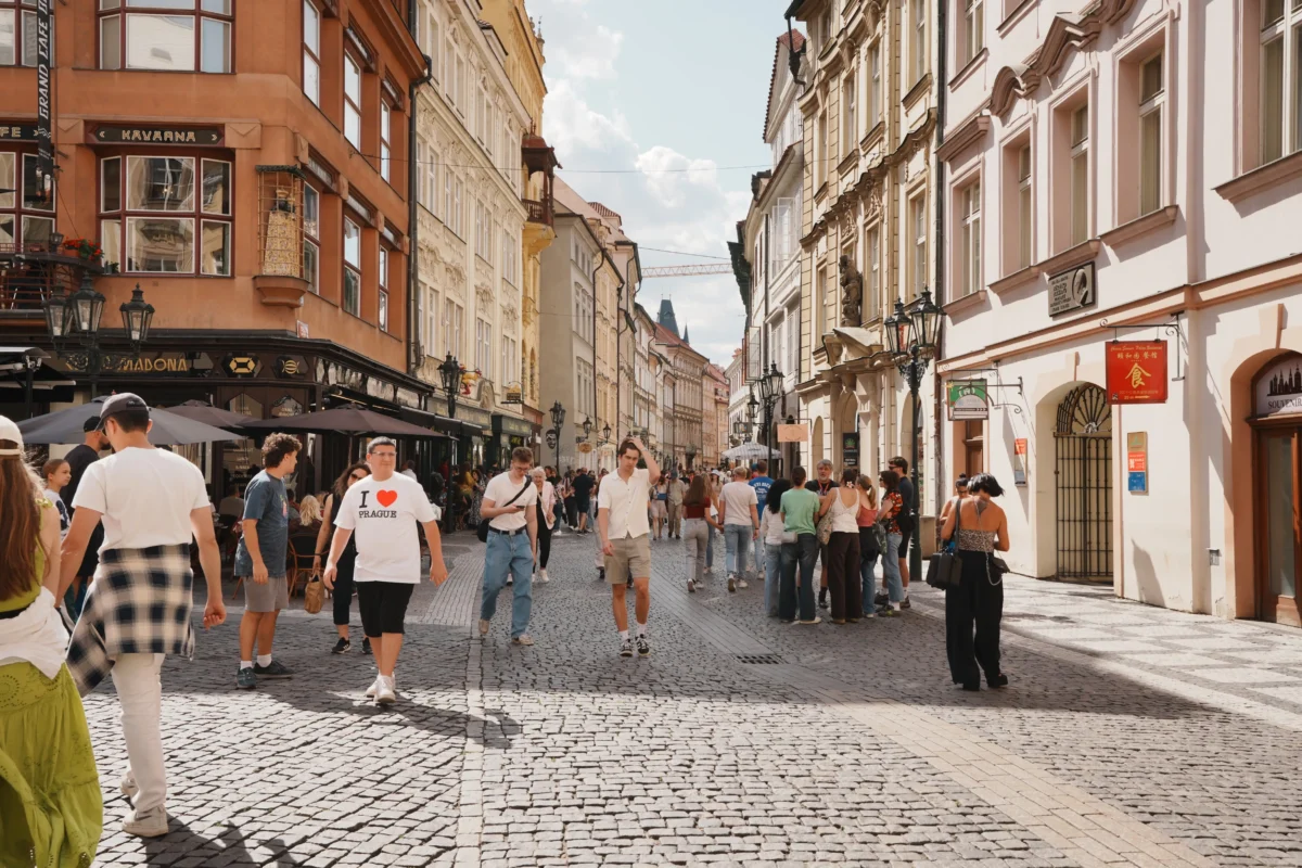 shutterstock_2690413891-2 | TVGURU.cz Lidé se procházejí v Praze.