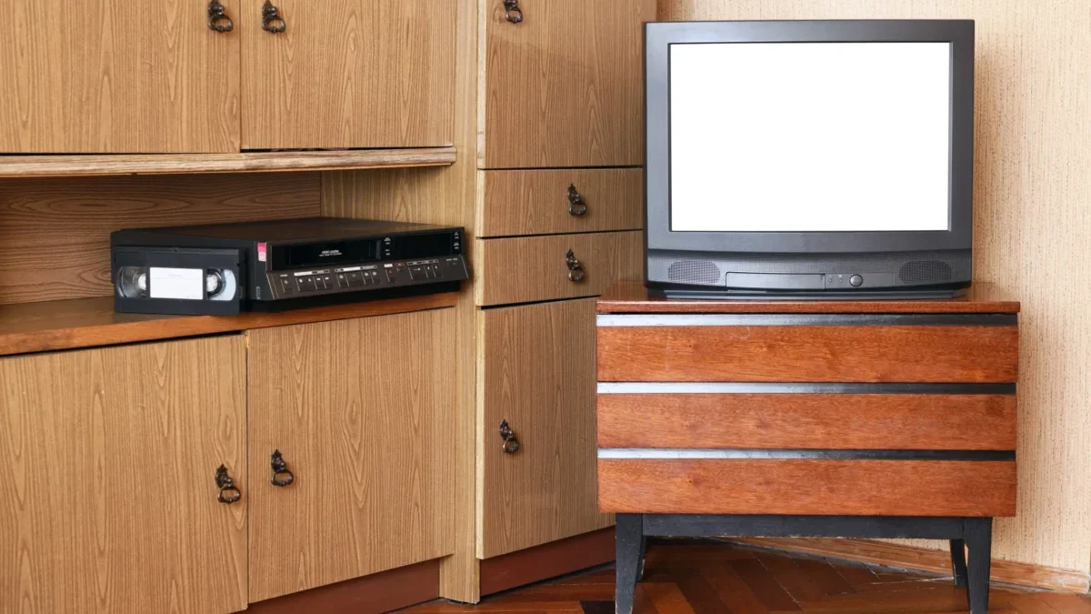 Starý obývací pokoj s televizí a VHS přehrávačem