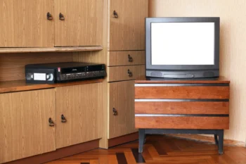 Starý obývací pokoj s televizí a VHS přehrávačem