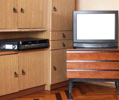 Starý obývací pokoj s televizí a VHS přehrávačem