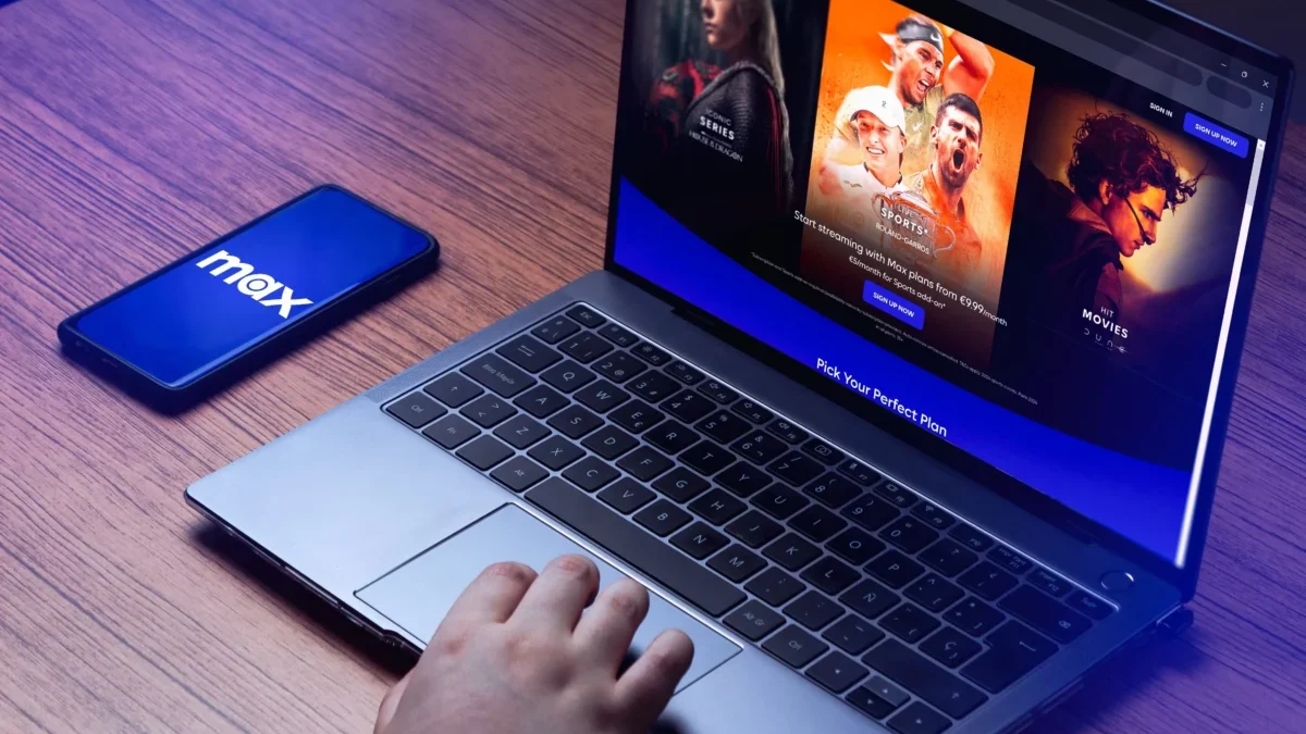 telefon vedle notebooku