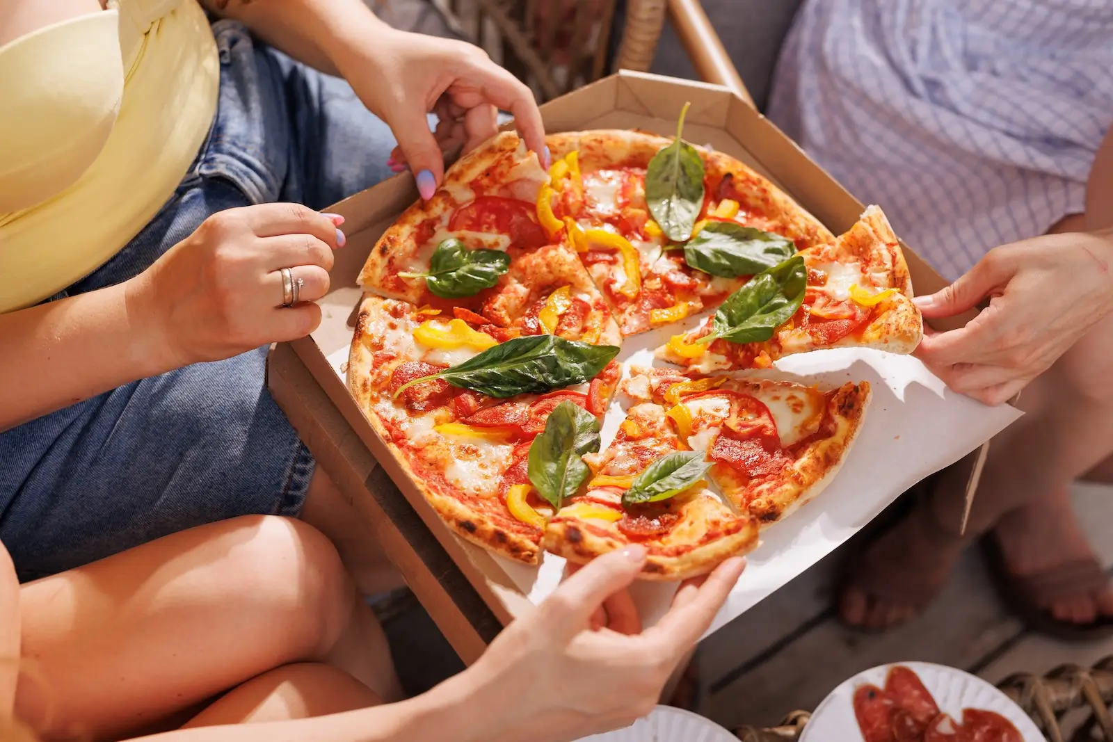 Italská pizza (např. neapolská) je tenká, s křupavými okraji, jednoduchou oblohou a peče se krátce při vysoké teplotě. Zdroj: Shutterstock | TVGURU.cz Italská pizza