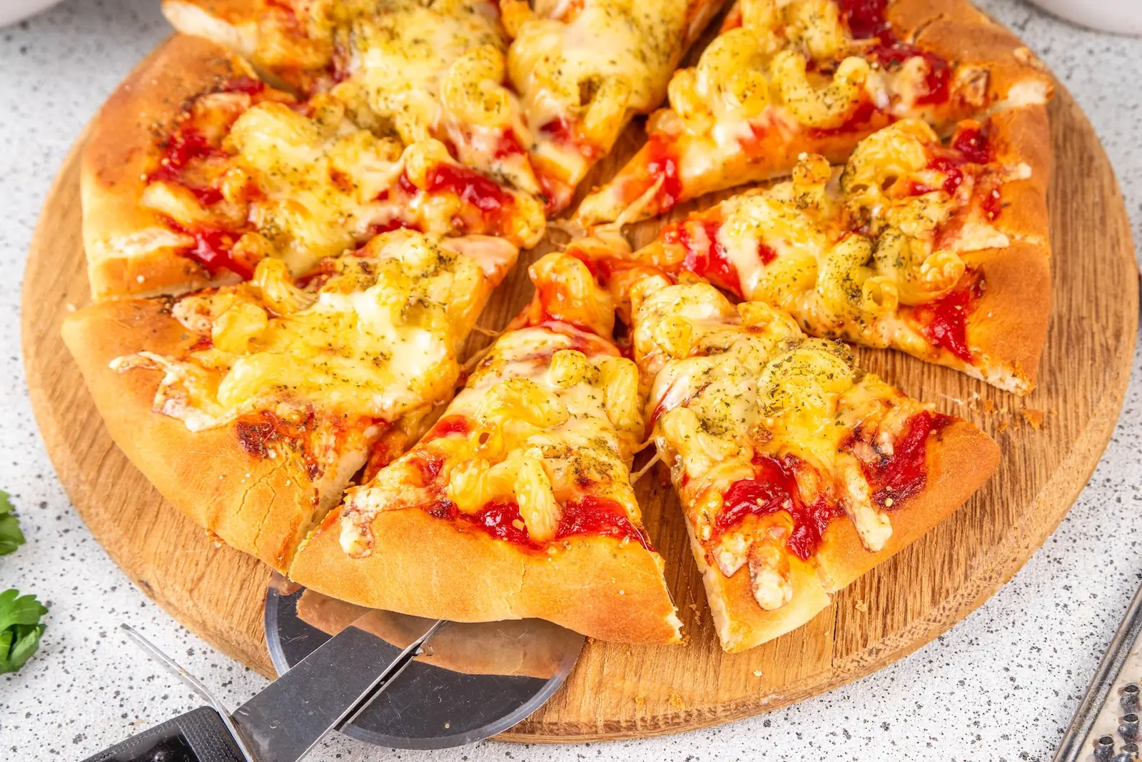 Americká pizza bývá obvykle bohatší na chuť i vůně a je také mnohem těžší na trávení a sytější než italská pizza. Zdroj: Shutterstock | TVGURU.cz Americká pizza