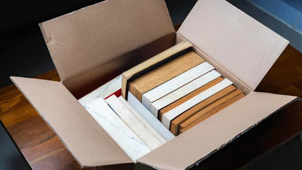 stará krabice s knížkami