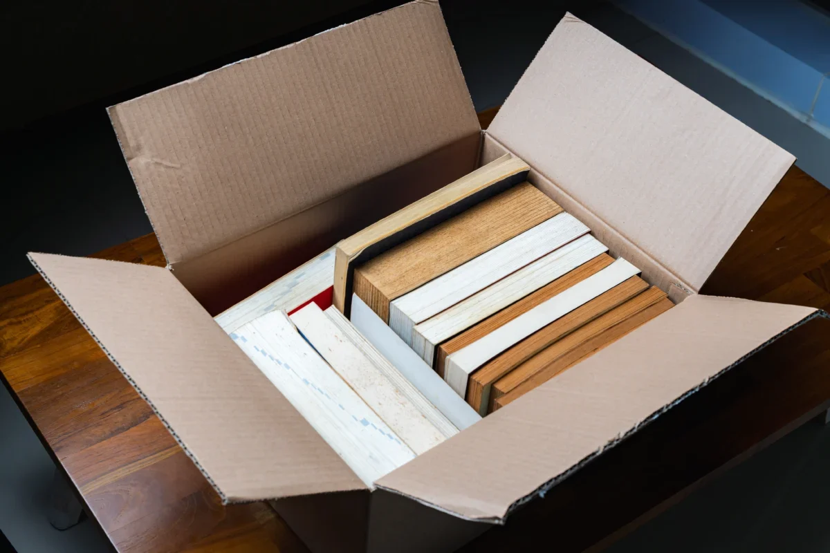 stará krabice s knížkami