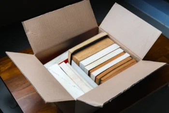 stará krabice s knížkami