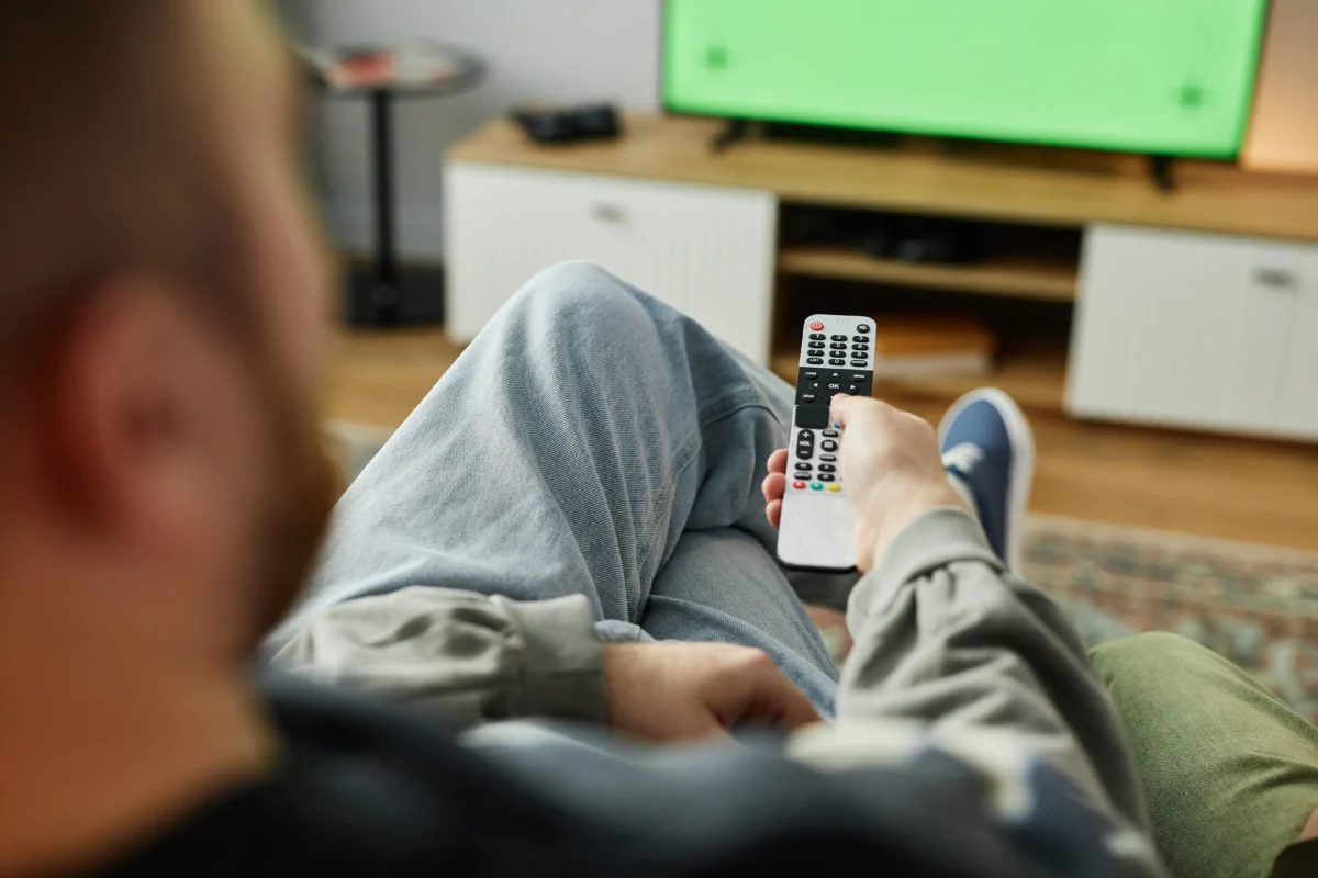 shutterstock_2560051893-převedeno-z-jpg | TVGURU.cz muž sleduje televizi