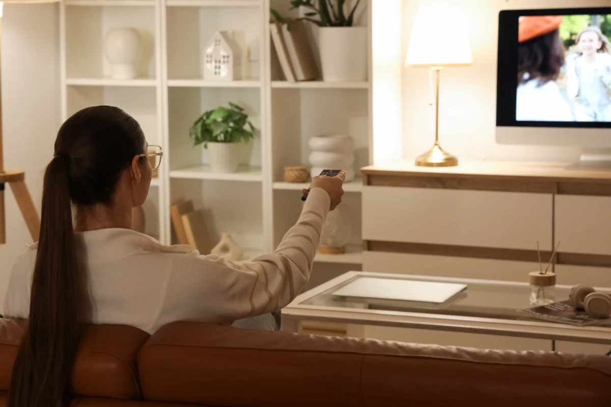 žena sleduje televizi