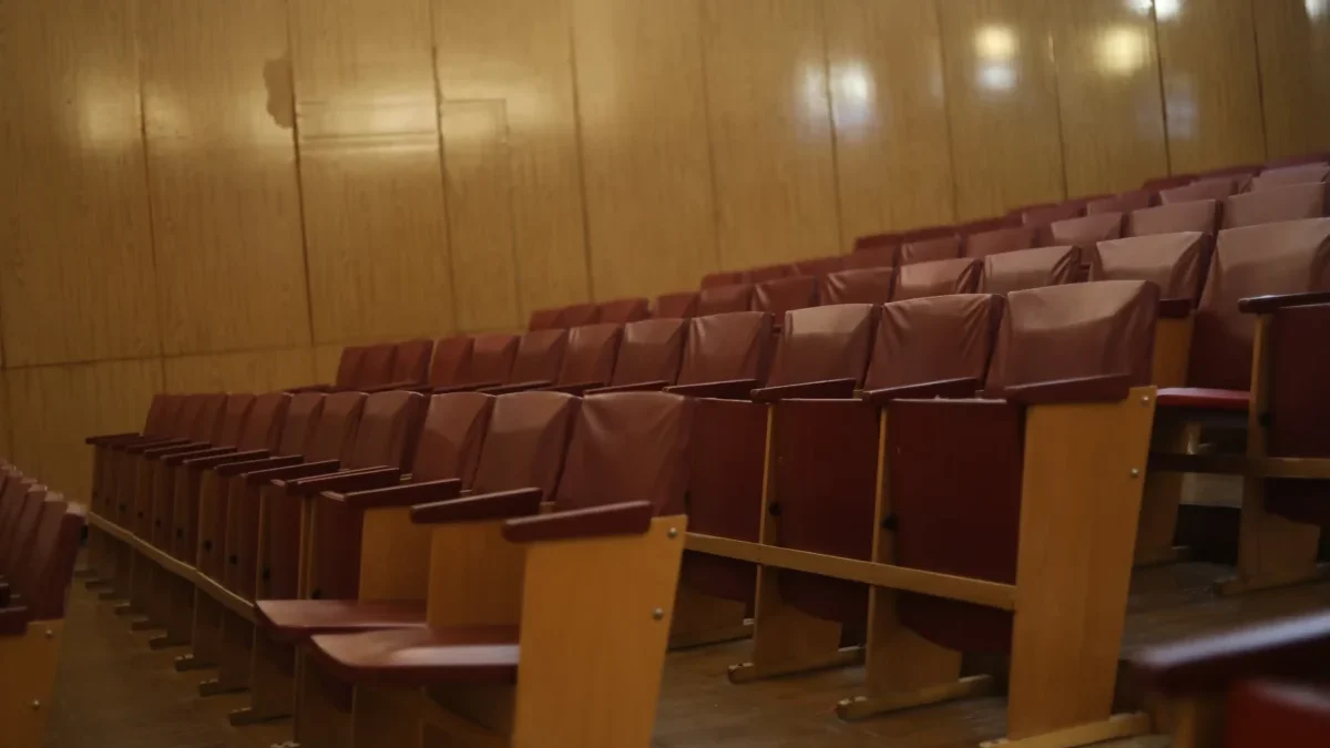 staré sedačky ve starém kině