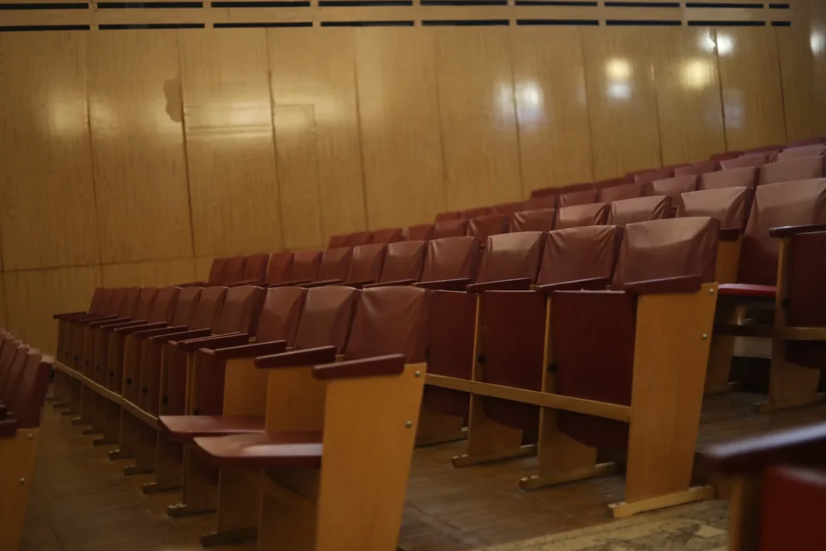 staré sedačky ve starém kině