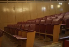 staré sedačky ve starém kině