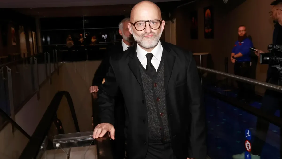 Hynek Čermák stojí u eskalátorů.