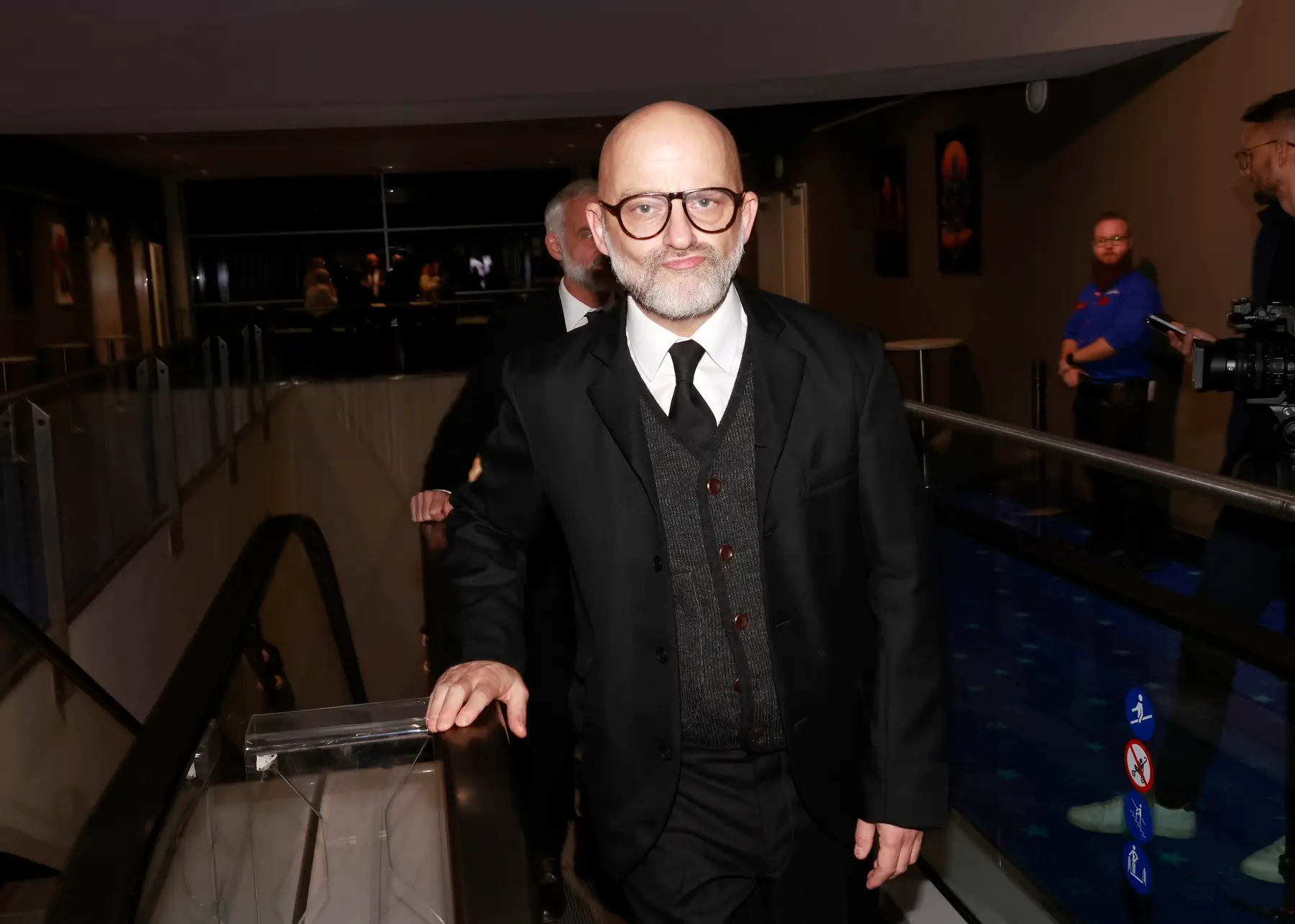 Hynek Čermák stojí u eskalátorů.