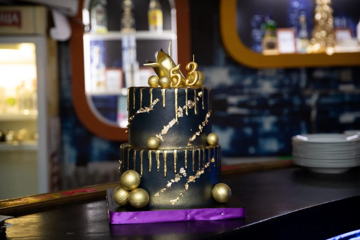 shutterstock_2229975483-2 | TVGURU.cz Na baru stojí narozeninový dort.