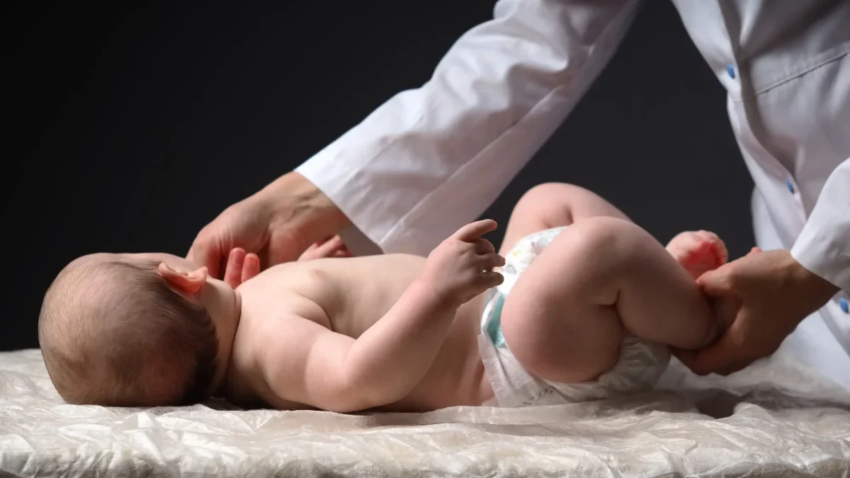 Doktor pečuje o miminko.