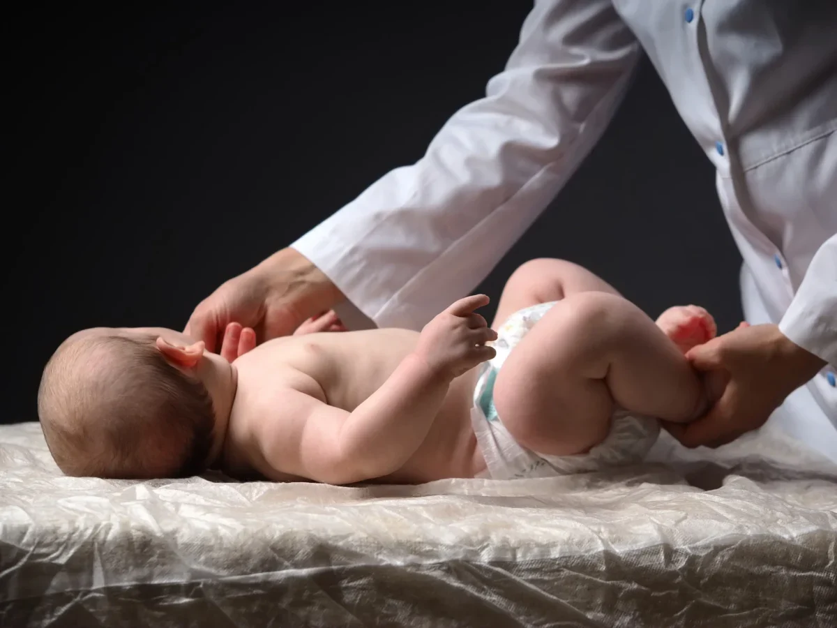 Doktor pečuje o miminko.