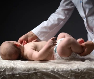 Doktor pečuje o miminko.