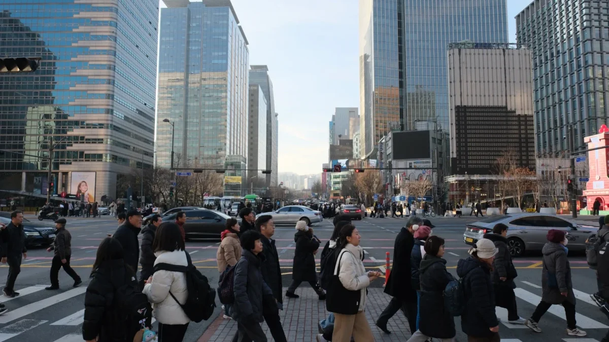 Lidé jdou po přechodě v Koreji.