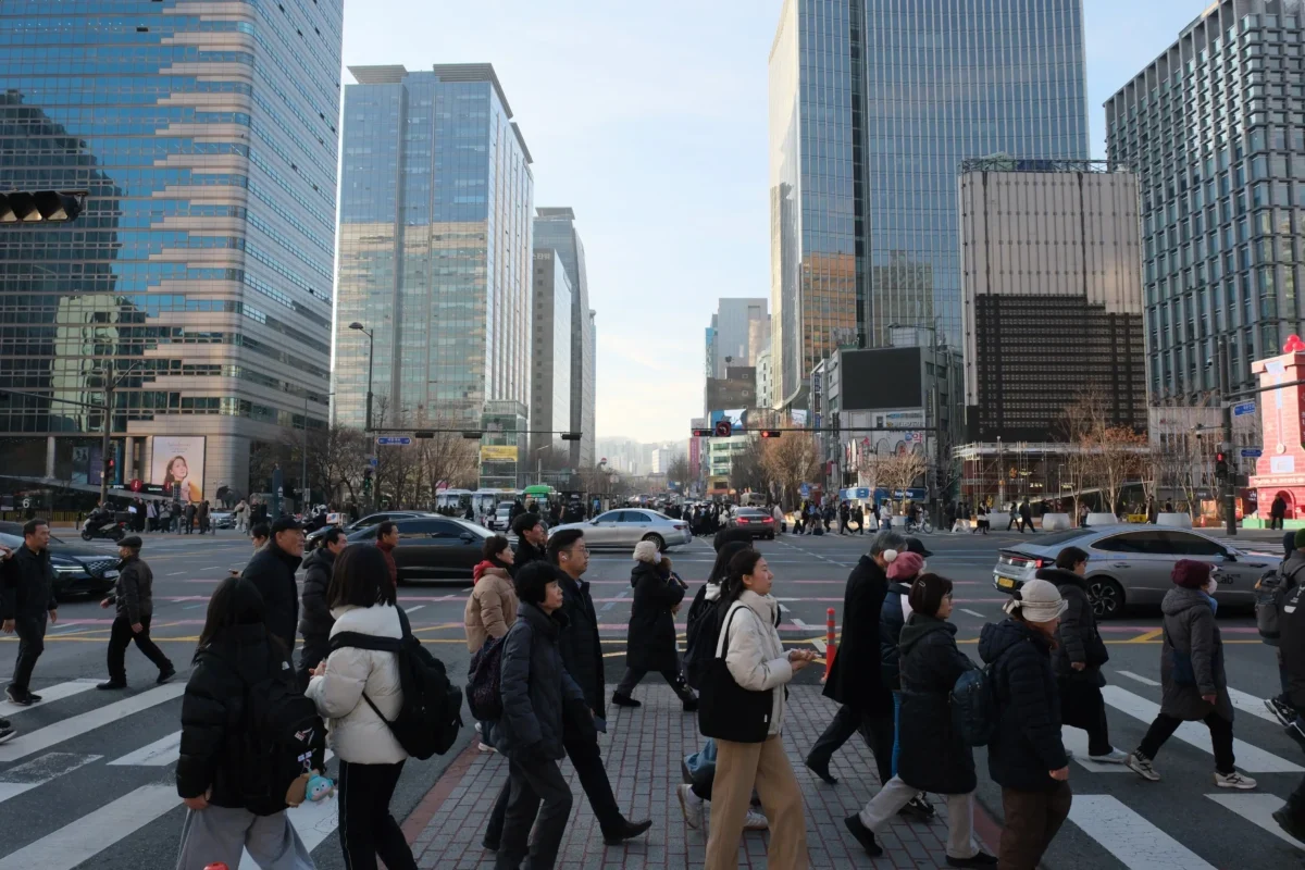 Lidé jdou po přechodě v Koreji.