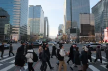 Lidé jdou po přechodě v Koreji.