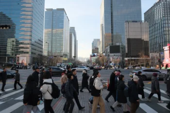 Lidé jdou po přechodě v Koreji.