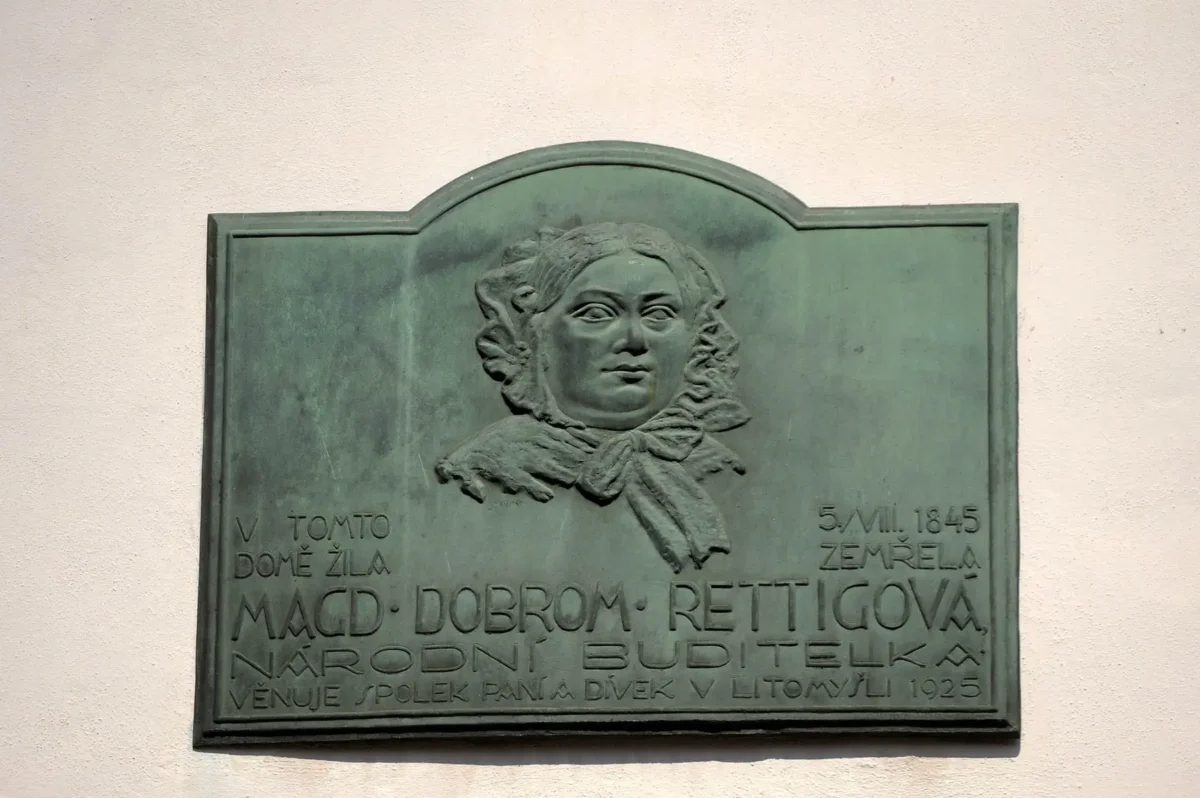 plaketa s nápisem na zdi