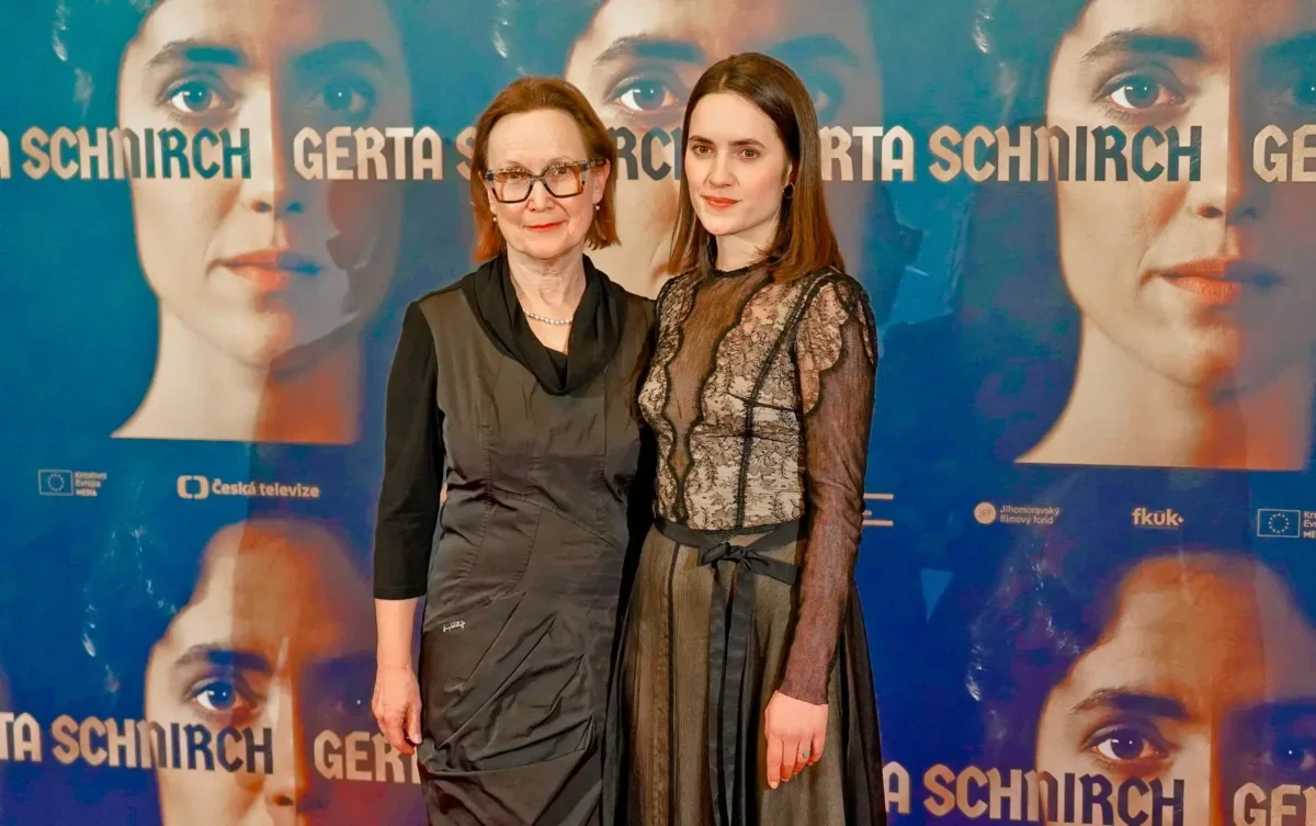Představitelky hlavní role ve filmu Gerta Schnirch.