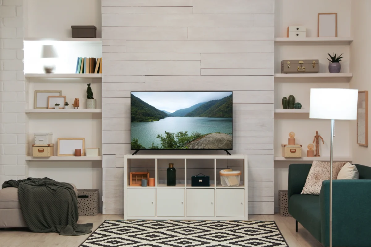 Variant, jak umístit televizi, existuje mnoho. Zdroj: Shutterstock | TVGURU.cz Obývací pokoj s televizí.